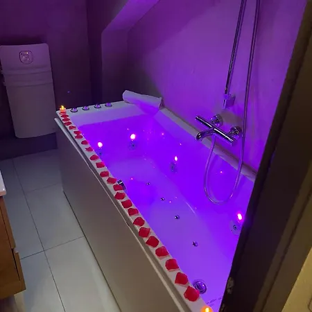 Apartment Cloud Stylish Flat With Ac And Jacuzzi Near Center